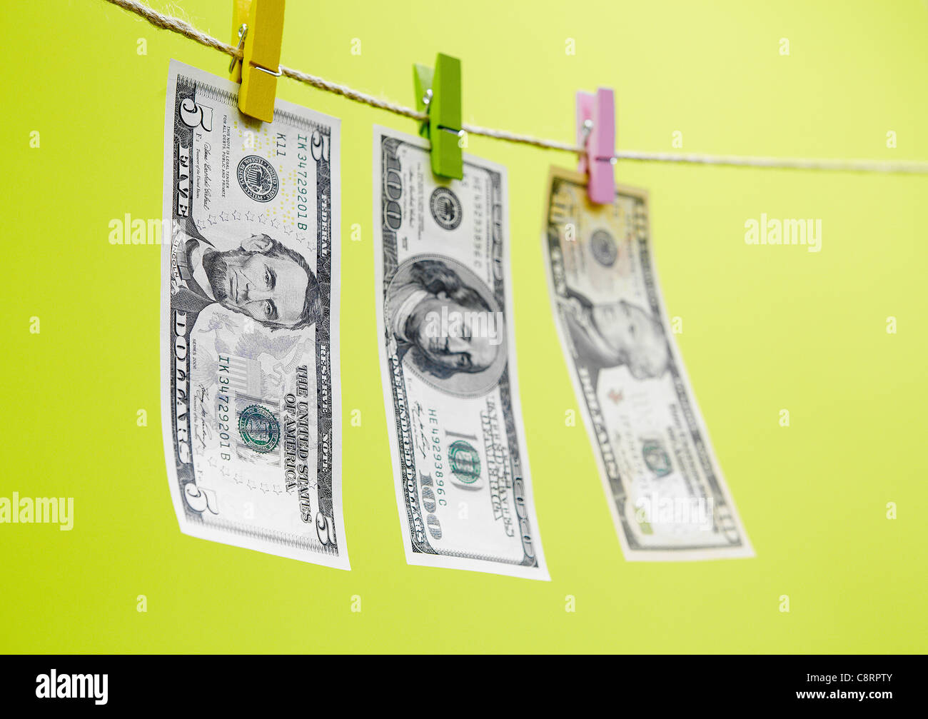 Tre American moneta note appesi stendibiancheria Foto Stock