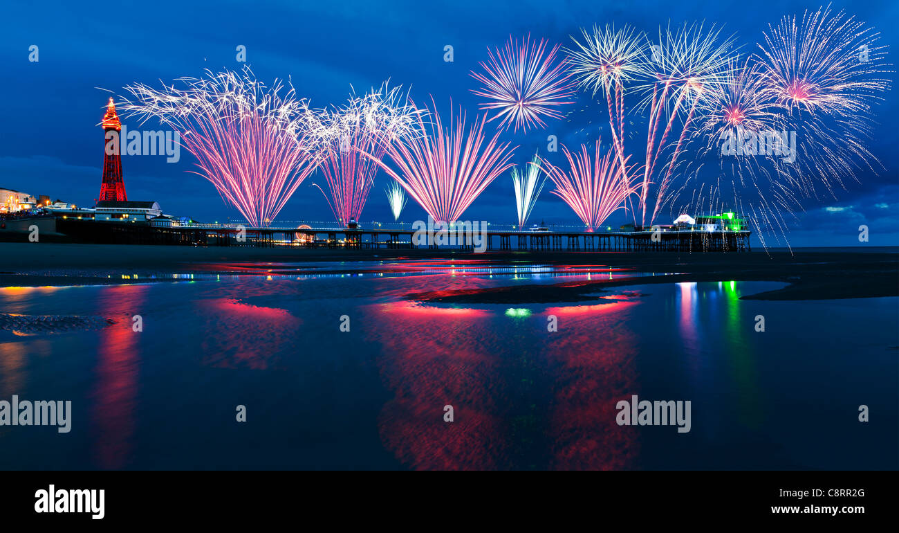 Fuochi d'artificio pirotecnici pyro Blackpool Lancashire England Regno Unito Europa Foto Stock