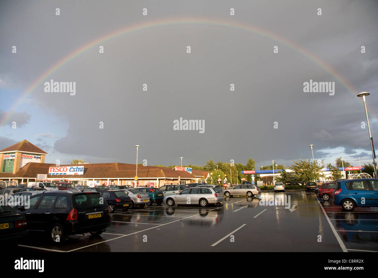 Rainbow oltre il negozio Tesco car park, Martlesham, Suffolk, Inghilterra Foto Stock