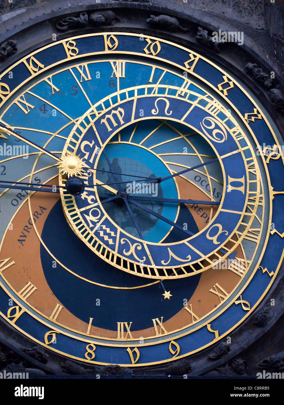 Particolare del volto di orologio astronomico sul municipio di Staromestske namesti o Piazza della Città Vecchia di Praga nella Repubblica Ceca Foto Stock