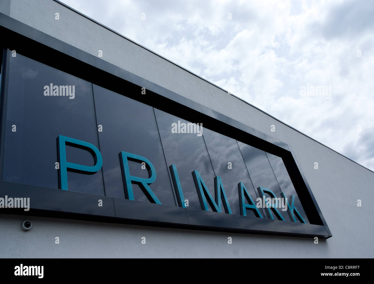 Primark logo aziendale e lo store in East Ham Londra Foto Stock