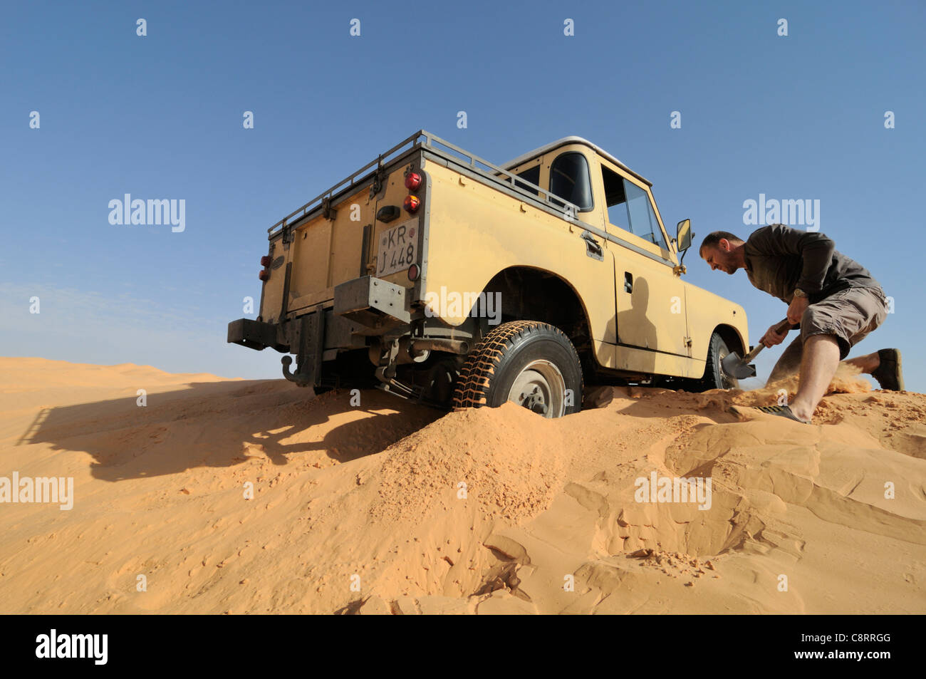 Africa, Tunisia, nr. Tembaine. Viaggiatore del deserto è rimasto bloccato con il suo 1964 Land Rover Serie 2una cabina di autocarro mentre attraversa la sabbia ... Foto Stock