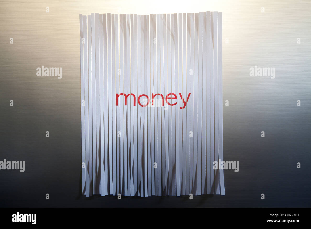 La carta tagliuzzata con il testo su sfondo grigio Foto Stock