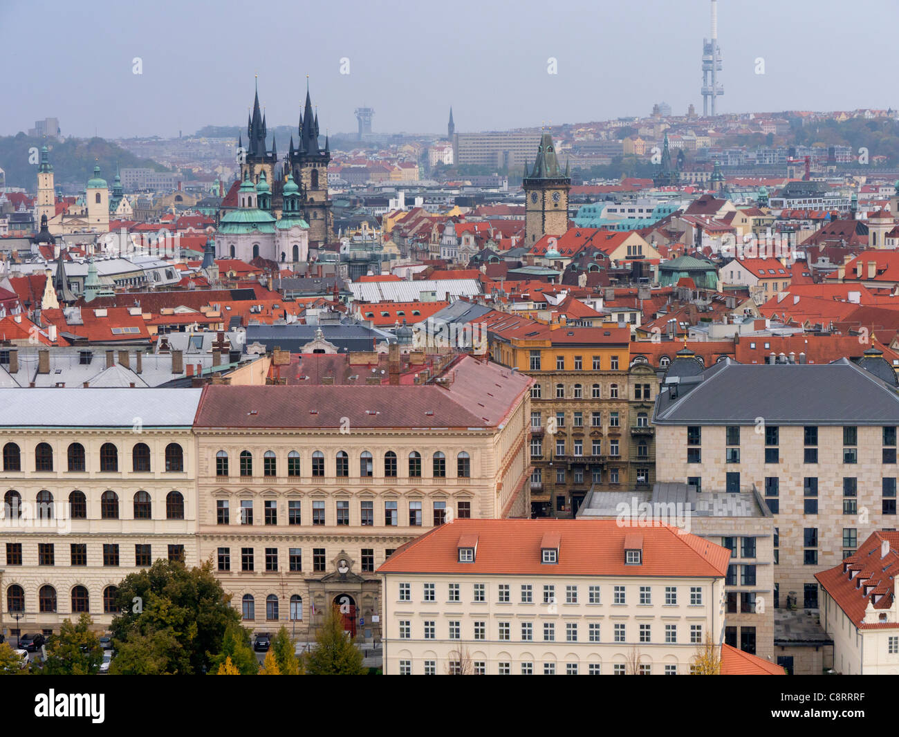 Ariel vista di Stare Mesto distretto con il castello di Praga nella Repubblica Ceca Foto Stock