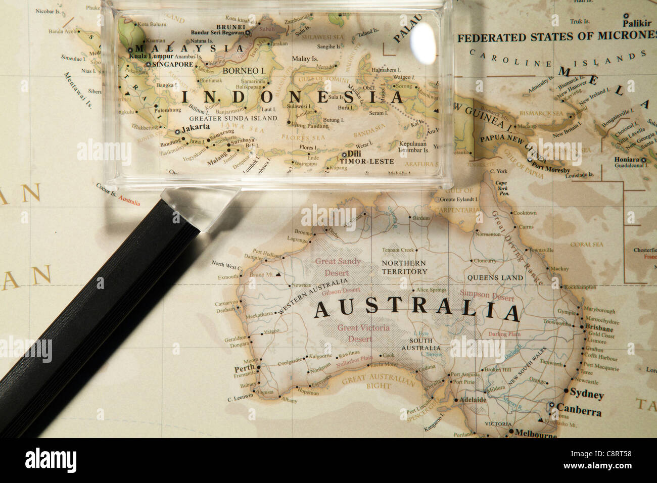 Close-up del continente asiatico mappa mondiale con lente di ingrandimento Foto Stock