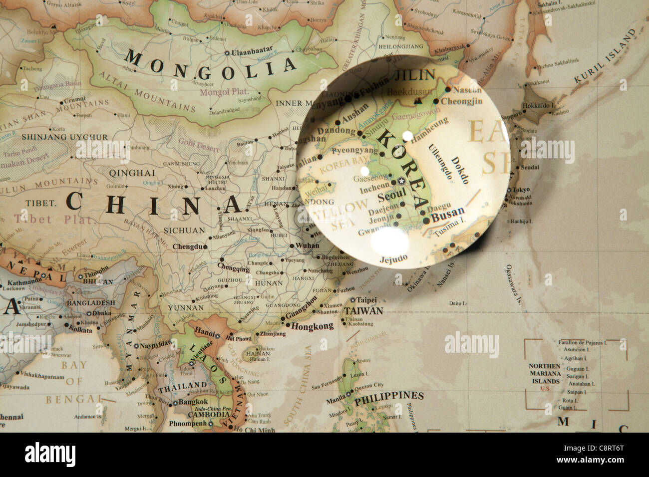 Close-up del continente asiatico mappa mondiale con sfera di cristallo Foto Stock