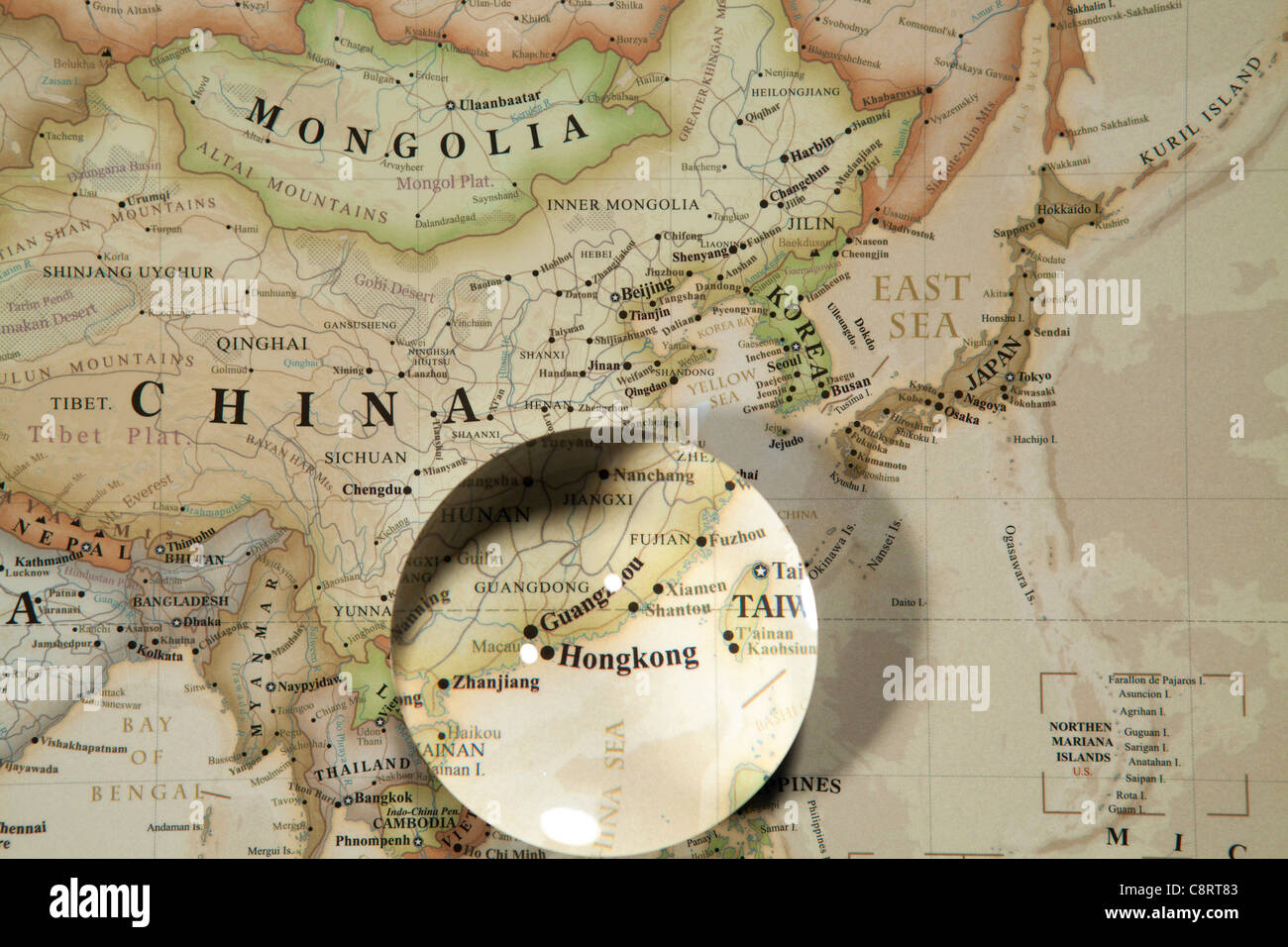 Close-up del continente asiatico mappa mondiale con sfera di cristallo Foto Stock