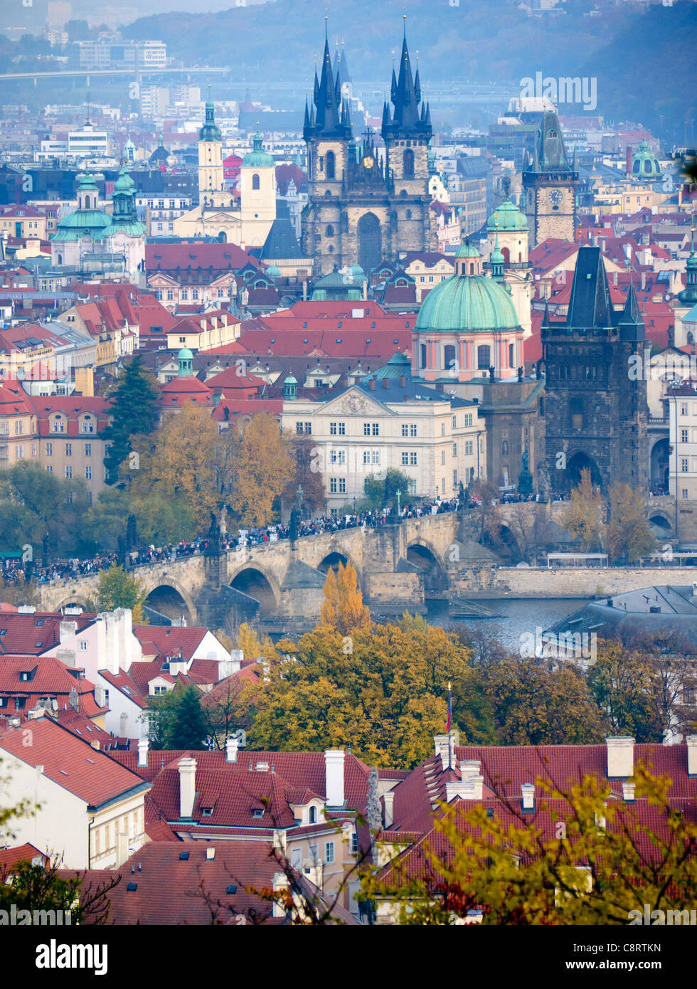 Vista da Petrin per Stare Mesto con Charles Bridge a metà distanza a Praga nella Repubblica Ceca Foto Stock