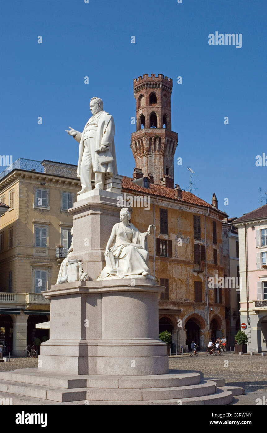 Monumento in Piazza Cavour e la Torre dell'angelo tower - Vercelli - Piemonte - Italia Foto Stock