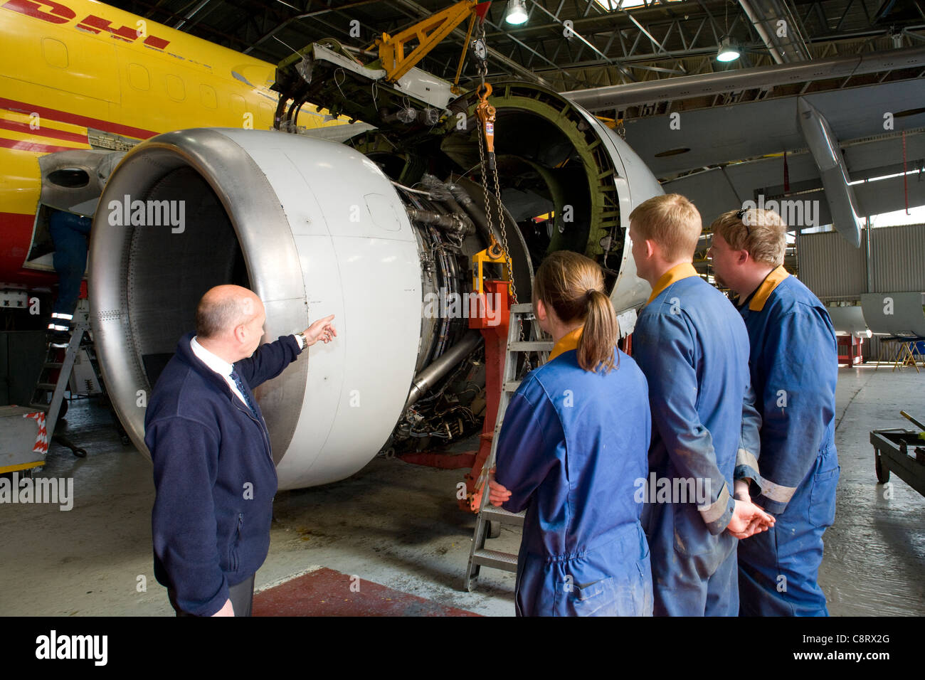 Boeing 757 motore cambia con apprendisti in base alle istruzioni Foto Stock