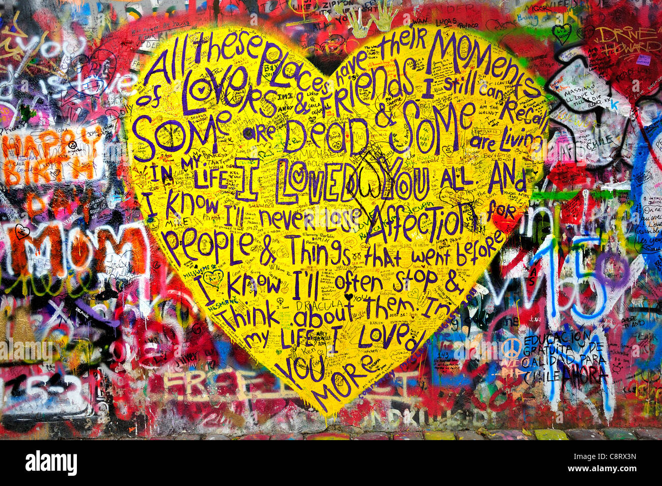 Praga, Repubblica Ceca. Mala Strana. Muro di John Lennon in Velkoprevorske namesti (Piazza) testi di una canzone dei Beatles "nella mia vita" Foto Stock