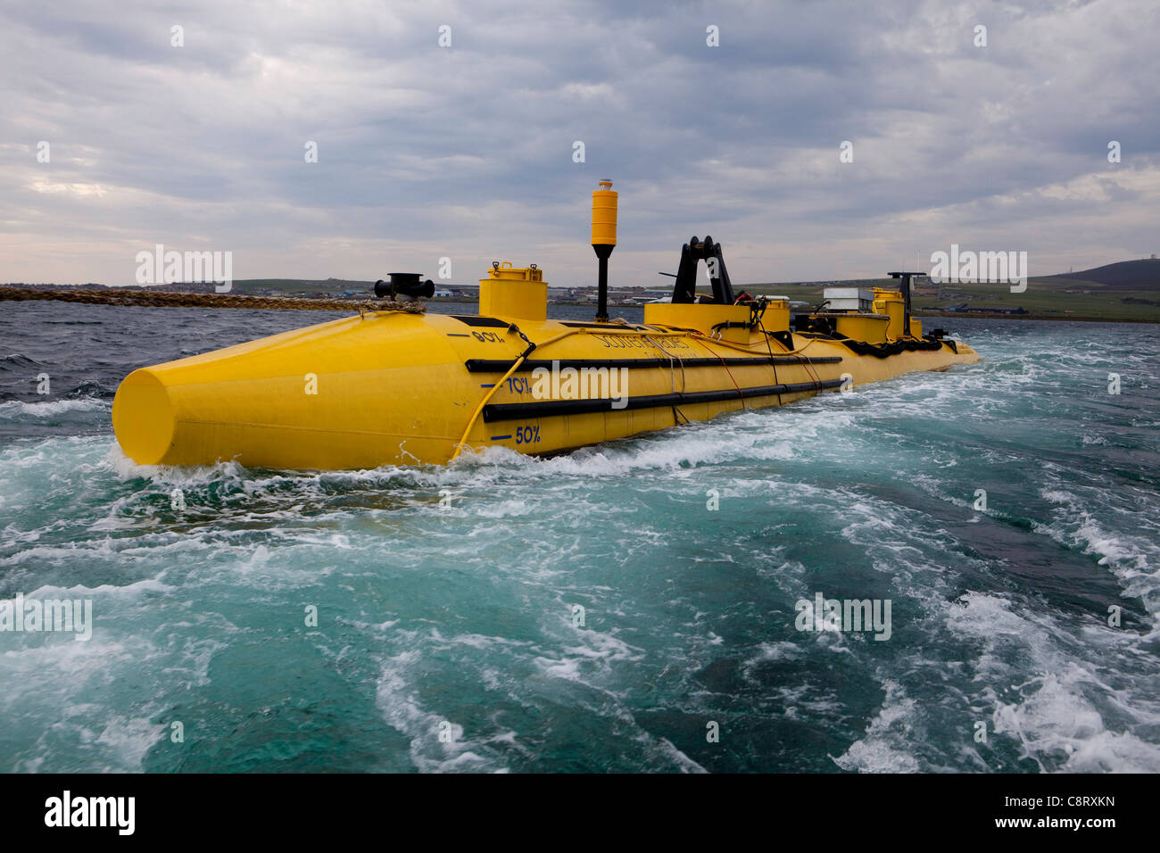 Il Scotrenewables Turbina di marea è un innovativo flottante flusso di marea turbina attualmente in fase di collaudo in Isole Orcadi Scozia Scotland Foto Stock