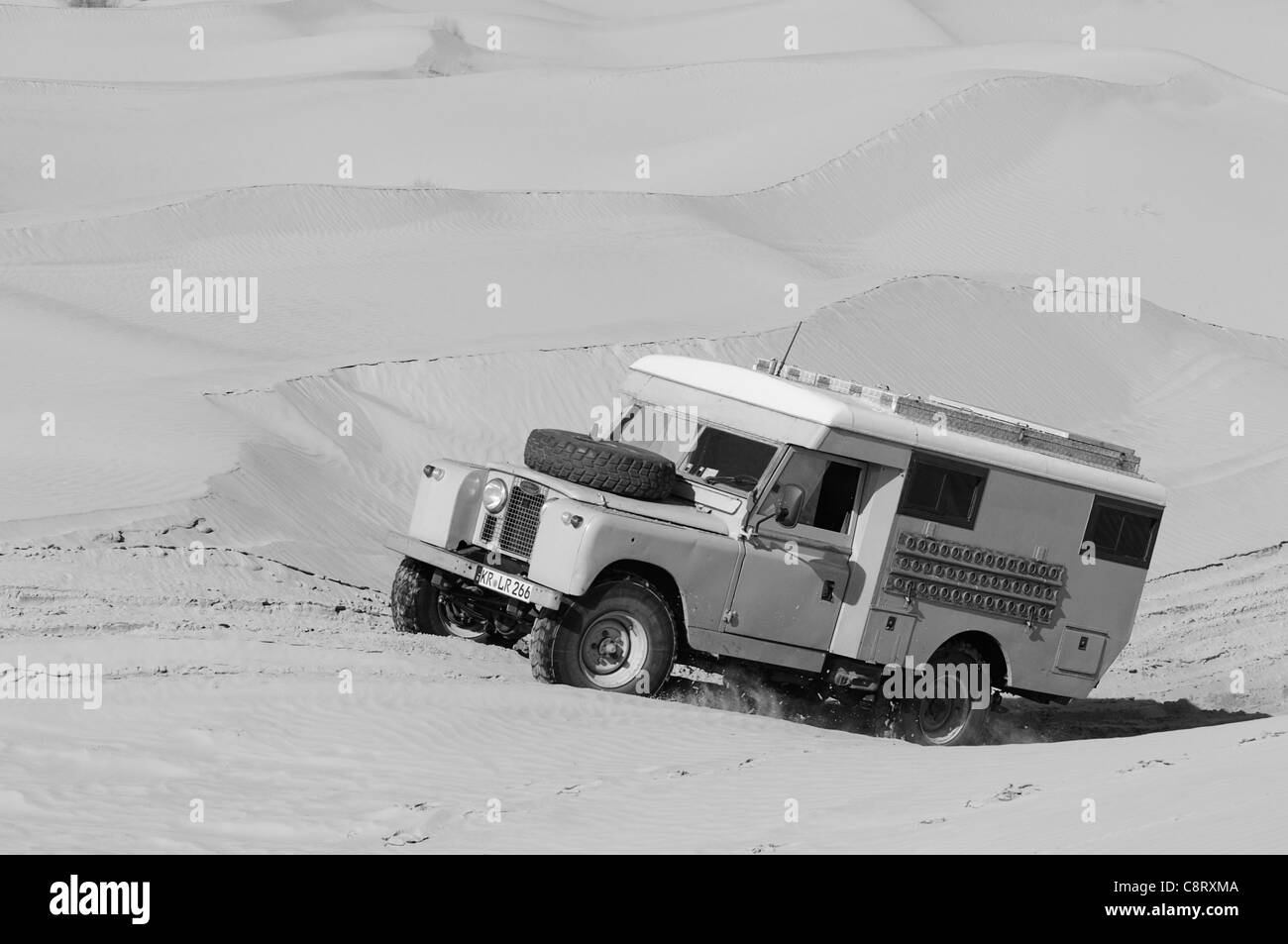 Africa, Tunisia, nr. Tembaine. Viaggiatore del deserto di pilotaggio di un ex-army 1966 Land Rover Serie 2un ambulanza camper la conversione ... Foto Stock