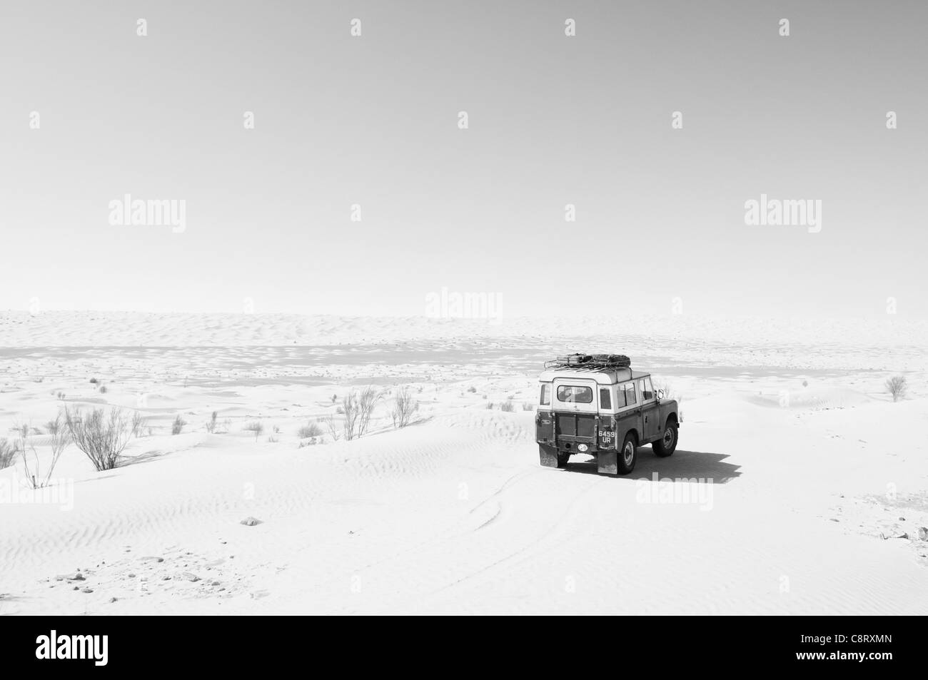 Africa, Tunisia, nr. Tembaine. Uno storico Land Rover Serie 2a a Tembaine sul bordo orientale del Grande Erg Orientale. Foto Stock