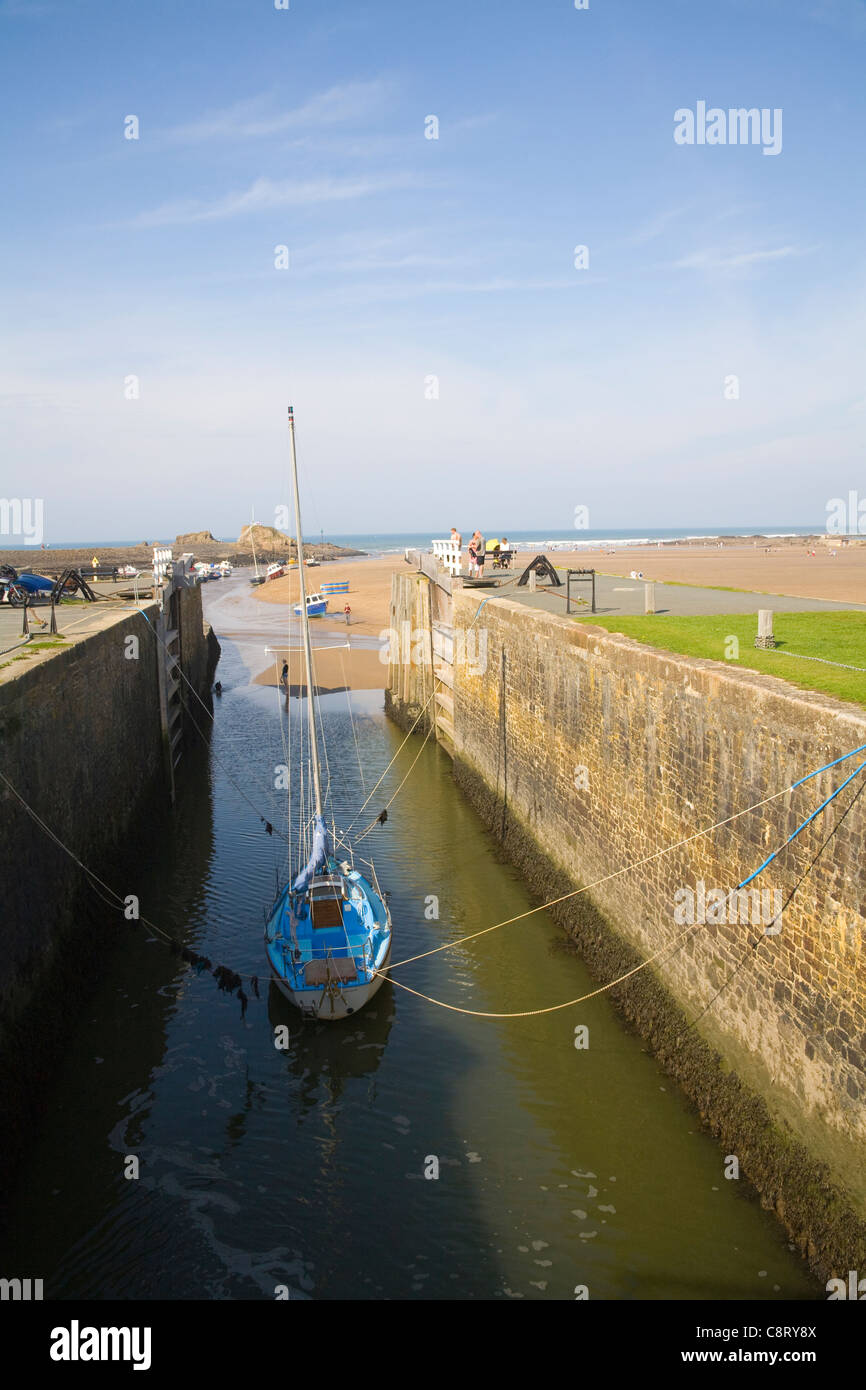 Bude Cornwall Inghilterra yacht ormeggiati nel blocco finale di canal vuoti di acqua Foto Stock