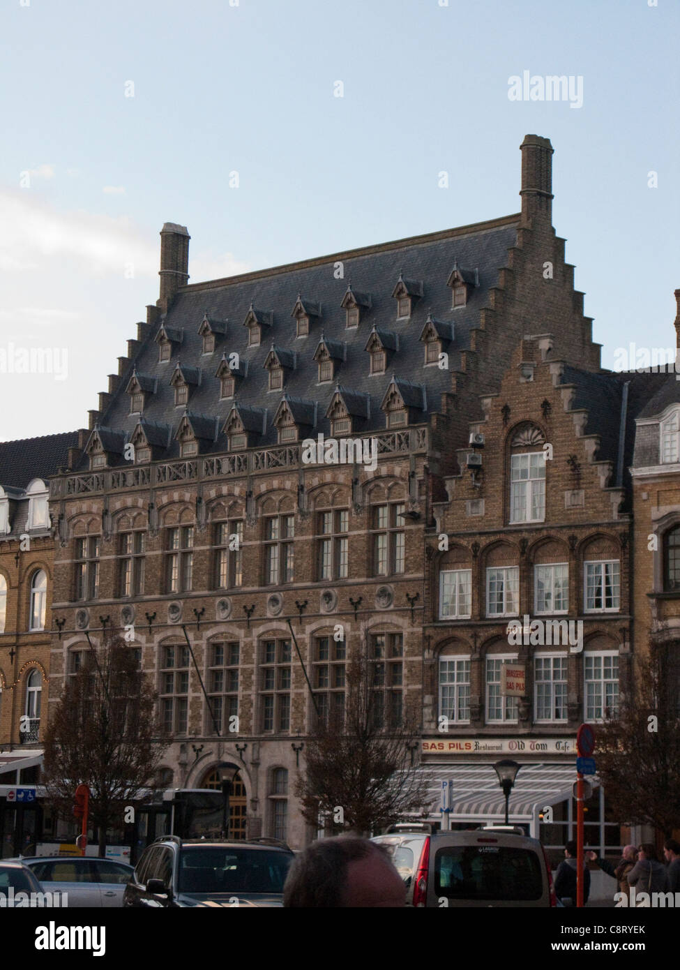 Uno degli edifici che si affacciano sul mercato Ypres square, Belgio, Europa Foto Stock