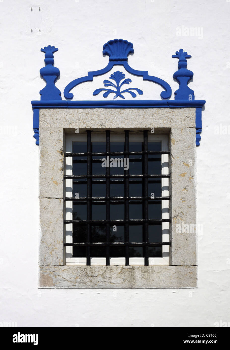 Una finestra sbarrata al suggestivo blu e bianca chiesetta della Madonna del Castello, Coruche, Portogallo. Foto Stock