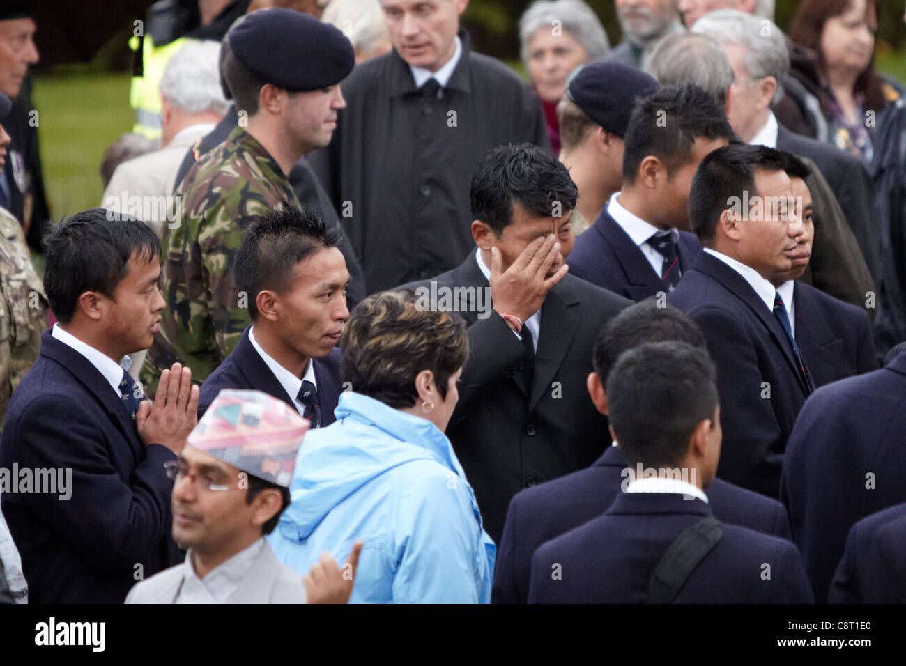 Lutto al memoriale di rimpatrio in Carterton, Oxfordshire, prima della cerimonia per il Gurkha Vijay Rai Foto Stock