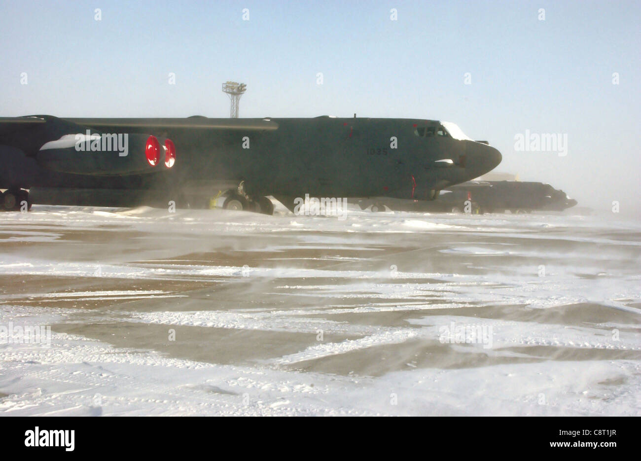 BASE DELL'ARIA MINOT, N.D. -- B-52H gli aerei Stratocfortilt siedono in condizioni nevose sulla linea di volo qui gennaio 27. La base ha ricevuto circa 12 pollici di neve ed ha avuti condizioni atmosferiche di meno 45 gradi con raffiche di vento di 27 mph. Foto Stock