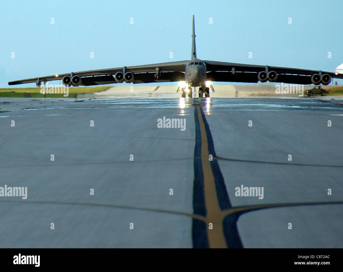 Una ventitreesima bomba di spedizione Squadron B-52 i taxi di Stratocfortiles sul campo aereo alla base dell'aeronautica di Andersen, Guam, agosto 30. L'aeromobile, dalla 5a Bomba Wing a Minot AFB, N.D., è uno dei sei in programma per l'utilizzo ad Andersen per quattro mesi. Foto Stock