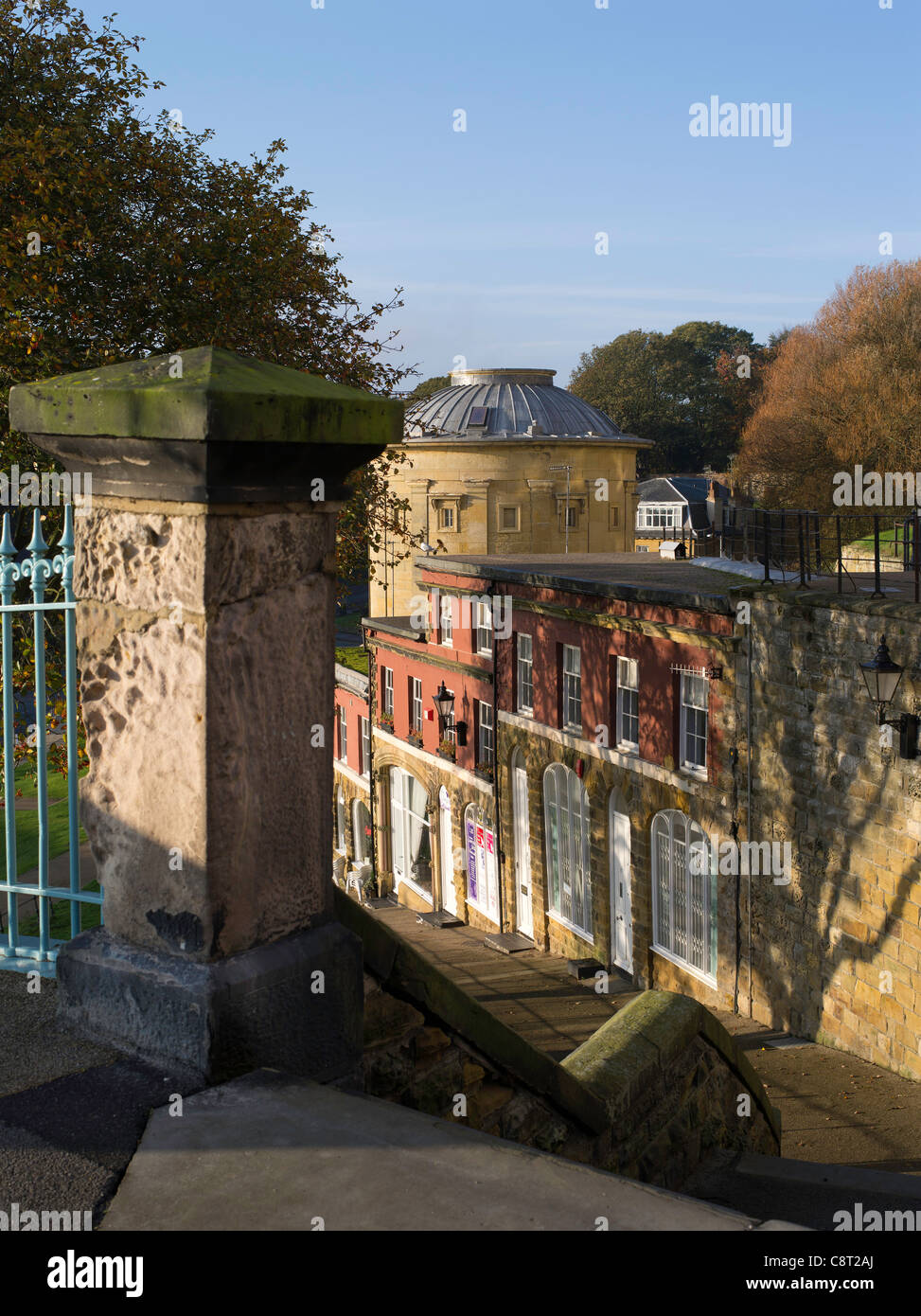 dh Cliff Bridge Terrace SCARBOROUGH NORTH YORKSHIRE Spa Bridge Terrace Steps and Rotunda Museum uk Foto Stock