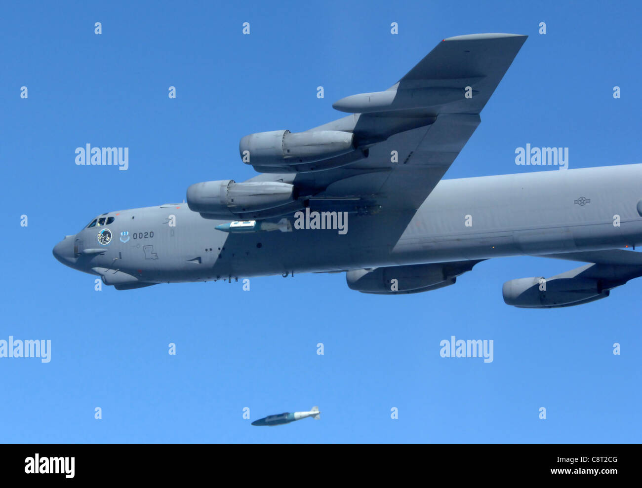 Una stratosfortress B-52 della 20esima ala della Bomba alla base dell'aeronautica di Barksdale, la. Lancia un missile di attacco diretto congiunto il 5 dicembre come parte del suo programma di valutazione dei sistemi di armi. Il 20 ha anche condiviso la gamma bomba con A-10 da Davis Monthan AFB, e Canadian F-18 Hornets, tutti partecipanti alle attività WSEP. Foto Stock