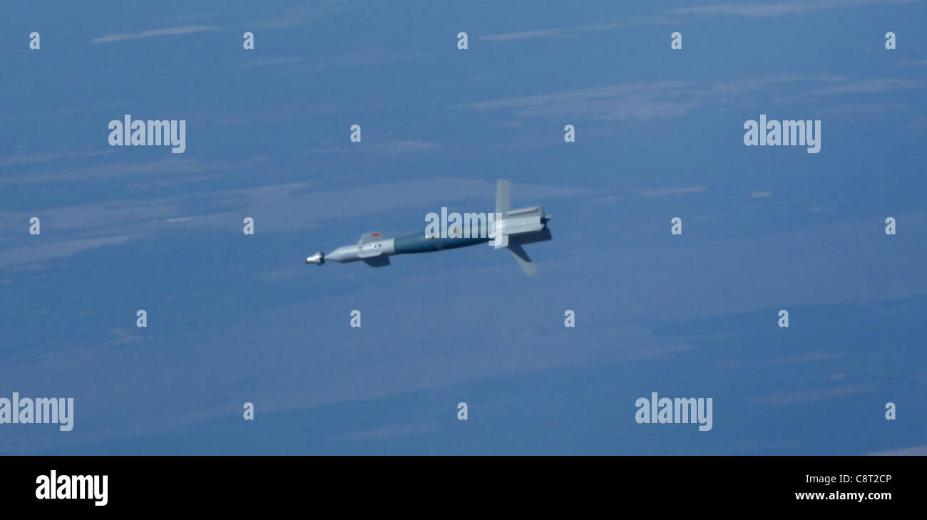 Una bomba laser-guidata si sfugge sulla gamma Bravo-70 alla base dell'aeronautica di Eglin, la, il 5 dicembre, durante l'86esimo programma di valutazione dei sistemi di armi dello Squadrone di combattimento. La bomba fu lanciata da un Hornet CF-18 del 409esimo Squadron Tactical Fighter canadese, che era qui per il suo WSEP annuale. Foto Stock
