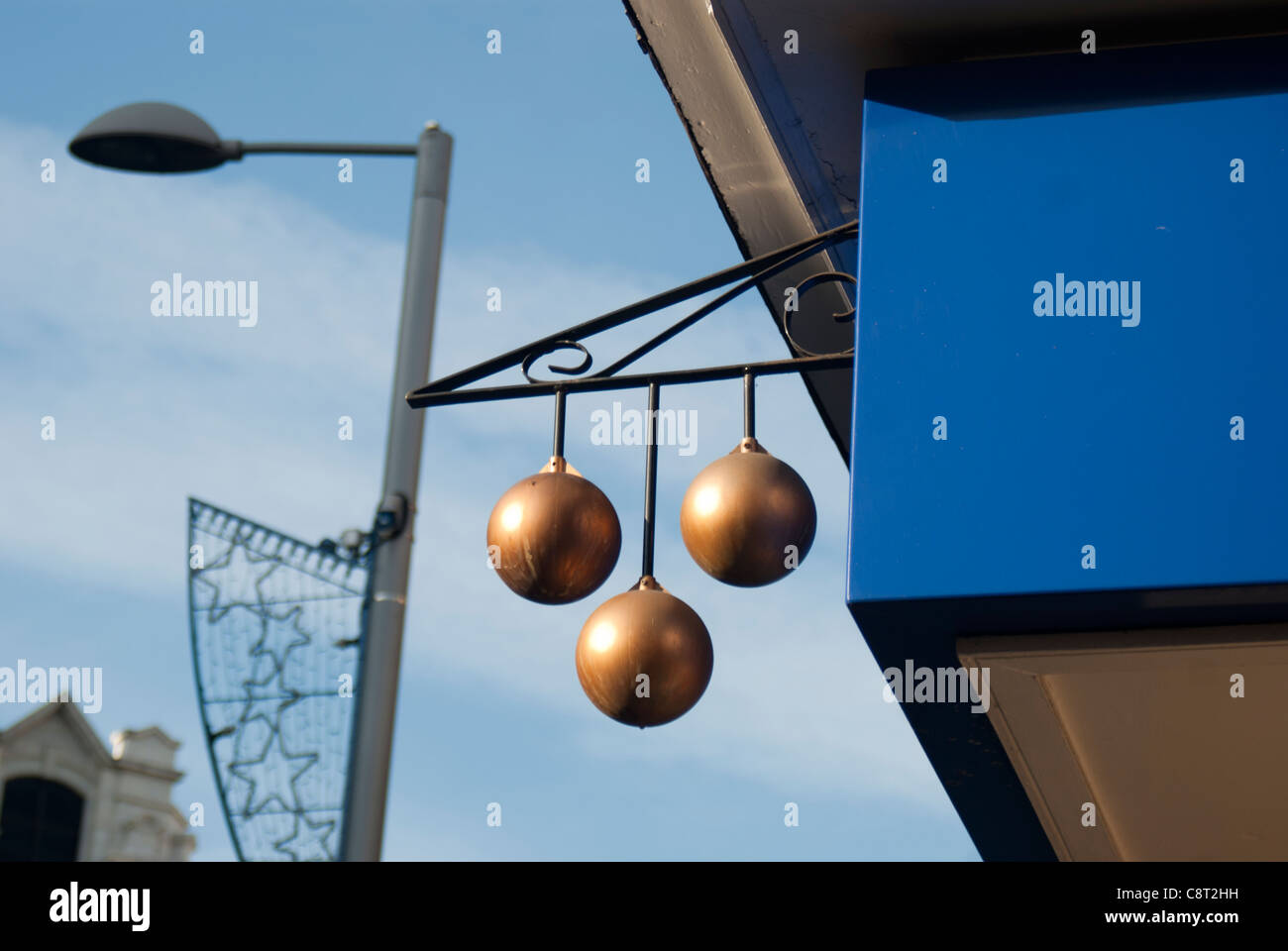 Le tre sfere segno della pawnbrokers shop Foto Stock
