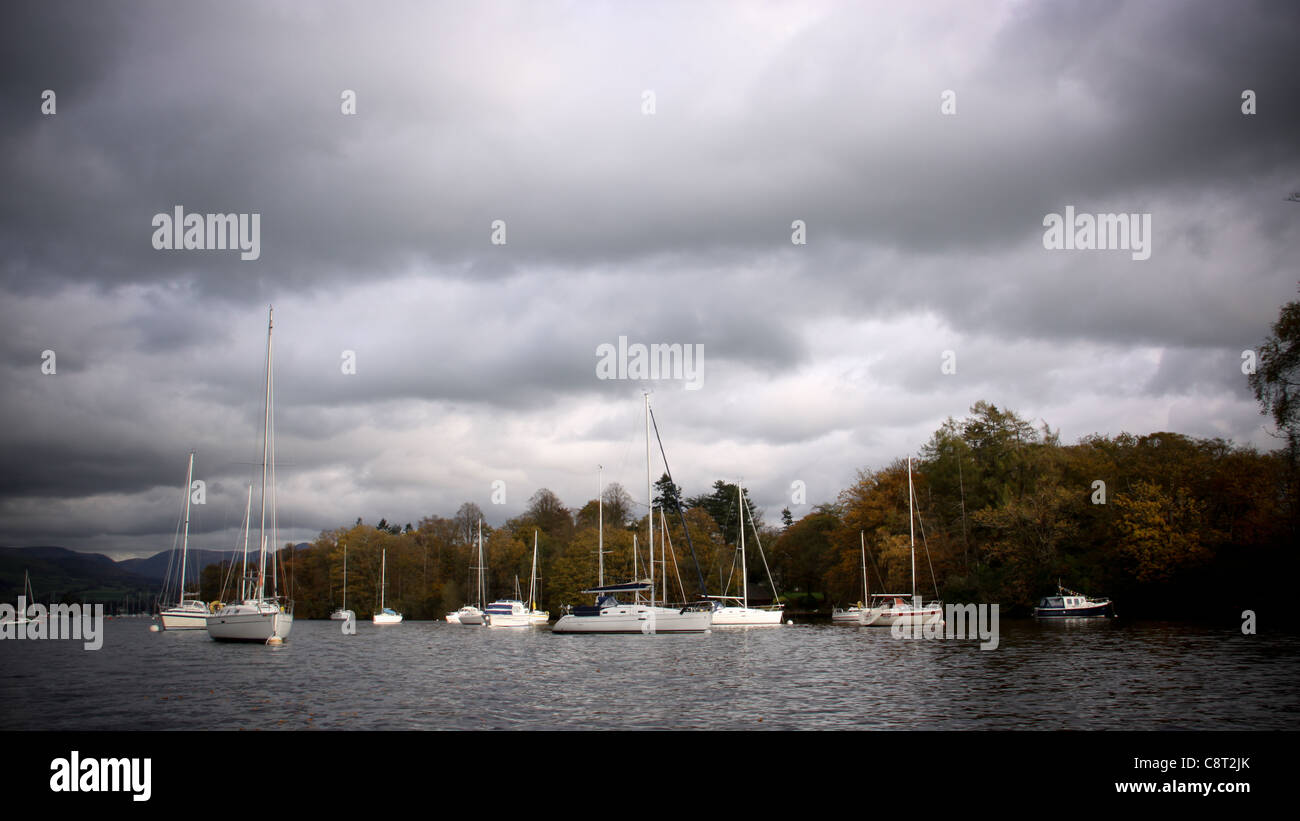 Drammatica del cielo mentre la barca a vela e barche a vela sul lago di Windermere Foto Stock Drammatica del cielo mentre la barca a vela e barche a vela sul lago di Windermere Foto Stock