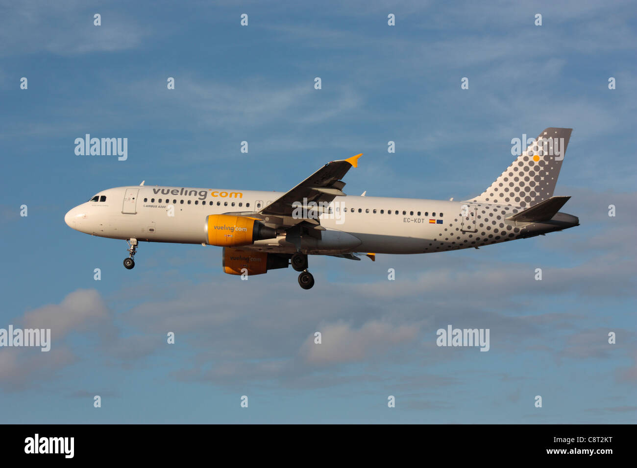Airbus A320 a getto di passeggeri aerei appartenenti allo spagnolo a basso costo Vueling compagnia aerea volare sull'approccio. Vista laterale. Foto Stock