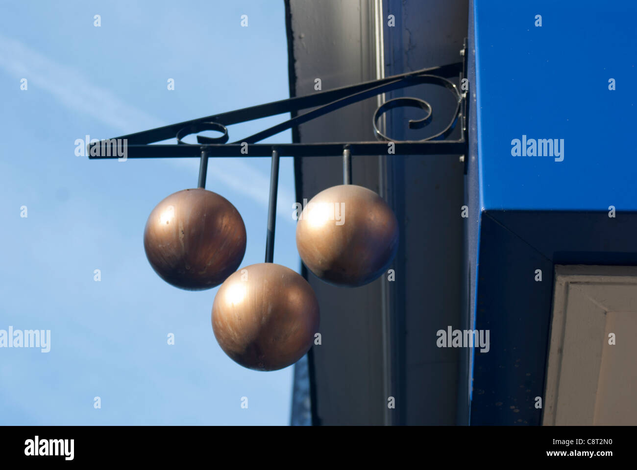Le tre sfere segno della pawnbrokers shop Foto Stock