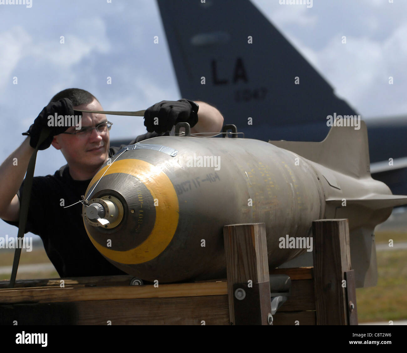 Airman Jason Stromberg di prima classe abbona una bomba M117 da 750 libbre su un ascensore speciale per il caricamento su uno stratosfortilizio B-52. La 96a Squadrone della Bomba di spedizione cadrà più tardi le bombe sulla gamma di destinazione Farallon de Medinilla; un'isola disabitata situata a circa 150 miglia a nord di Guam. La partecipazione del bombardiere alla formazione costante contribuisce a sottolineare la presenza del bombardiere statunitense, dimostrando l'impegno degli Stati Uniti nei confronti della regione del Pacifico. Airman Stromberg è con il 36esimo Squadron di manutenzione di aeromobili di spedizione ed è schierato dalla seconda ala di Bomba, Barksdale, AFB, Ala. Foto Stock