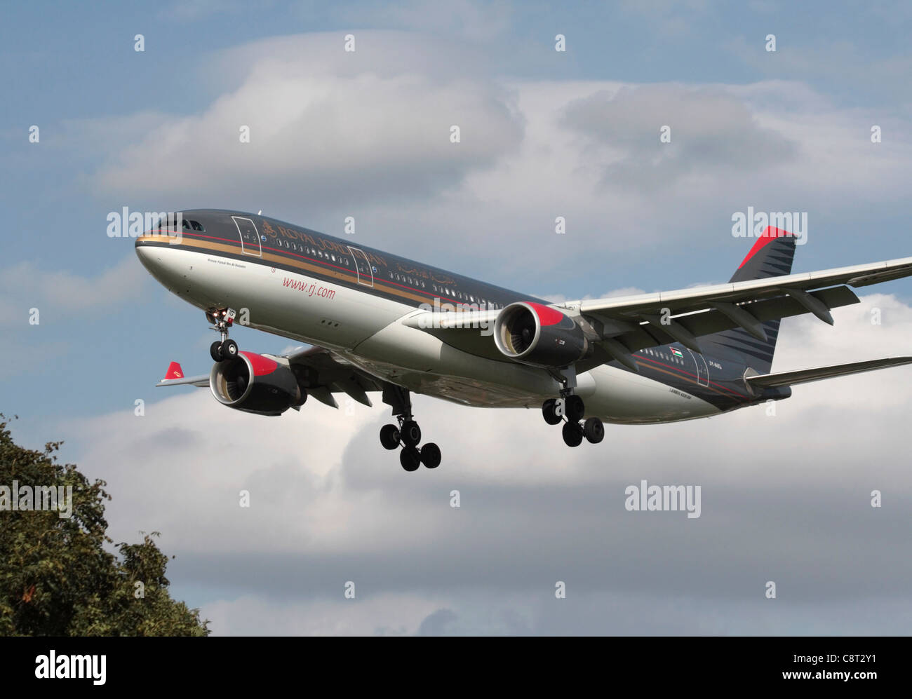 Royal Jordanian Airlines Airbus A330-200 jet del passeggero sul piano di approccio finale a Londra Heathrow Foto Stock