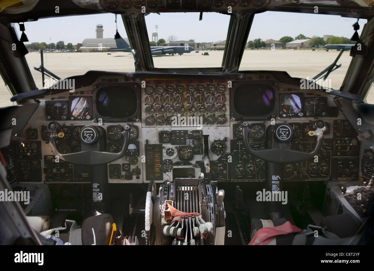 Vista di Barksdale Air Force Base, la Flightline dall'interno di un B Stratofortress il 29 aprile. Foto Stock