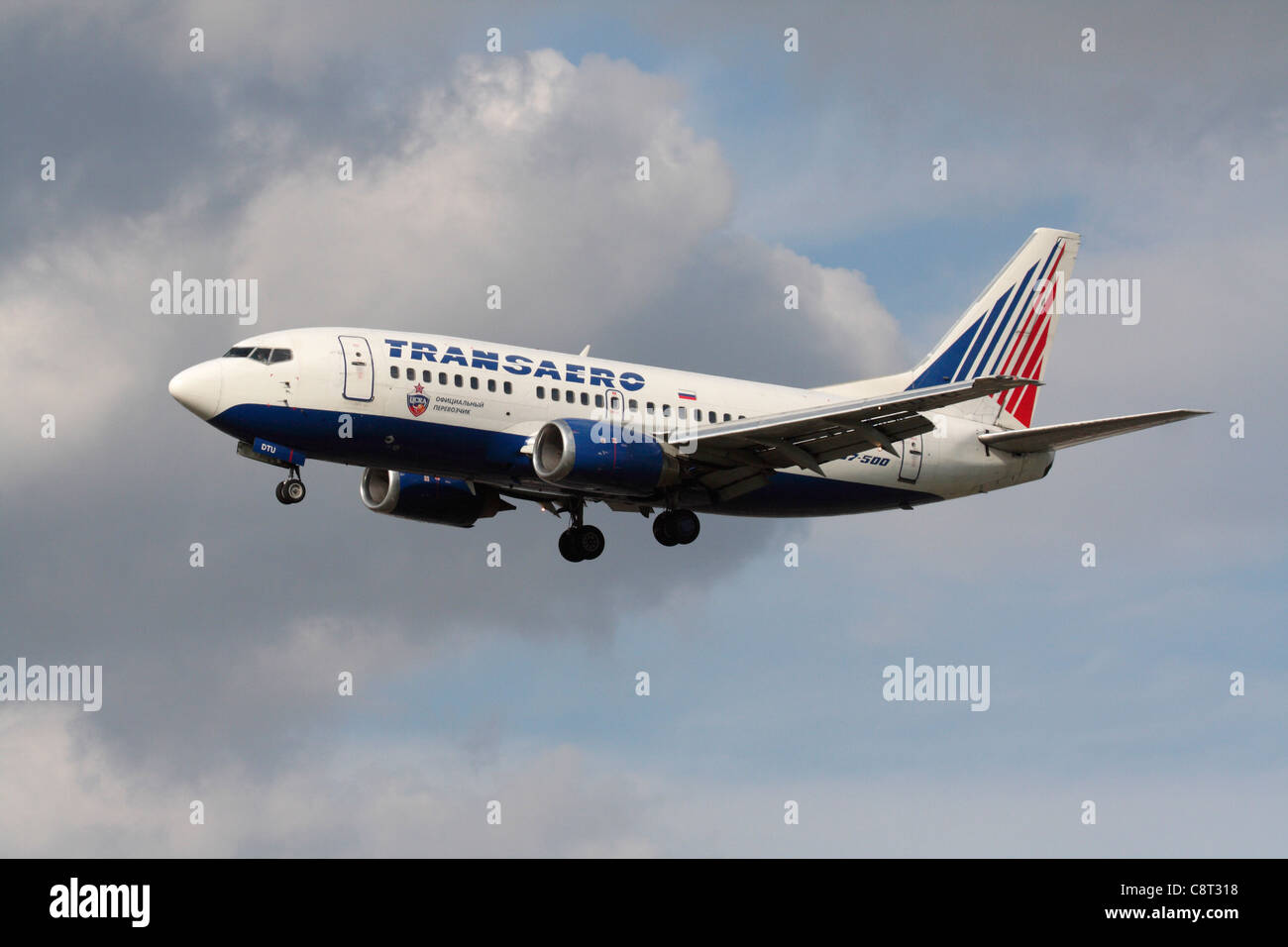 Transaero Boeing 737-500 jet del passeggero aereo sulla rotta di avvicinamento Foto Stock