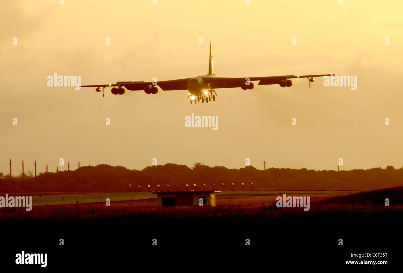 Air Force b-52 stratofortresses, simile a quello illustrato qui, ha volato da andersen Air Force Base, Guam, per il terreno sotto di dimostrare la capacità e la flessibilità del stratofortress australiana partner militare, come parte dell'esercizio hamel, oct. 8 attraverso 18. Foto Stock