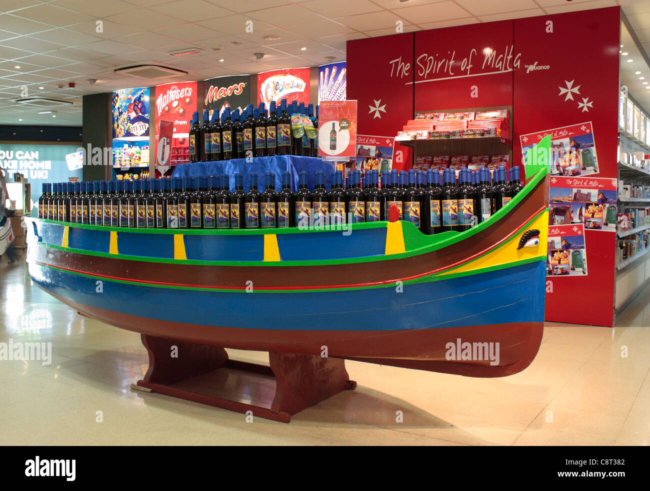 Visualizzare la promozione di Malta-reso merci nei negozi duty-free area all'Aeroporto Internazionale di Malta Foto Stock