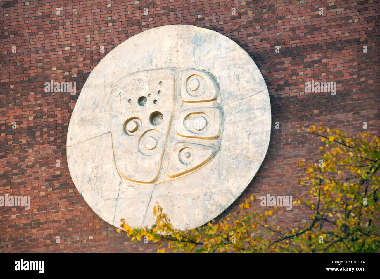 Illustrazione o un badge sull'edificio di Williamson, Università di Manchester, Inghilterra, Regno Unito Foto Stock