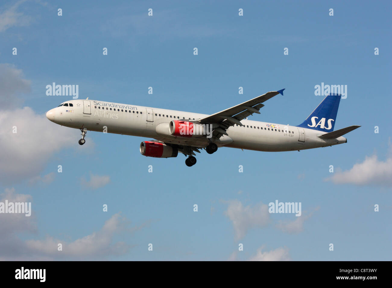 SAS Scandinavian Airlines Airbus A321 jet del passeggero aereo sulla rotta di avvicinamento Foto Stock