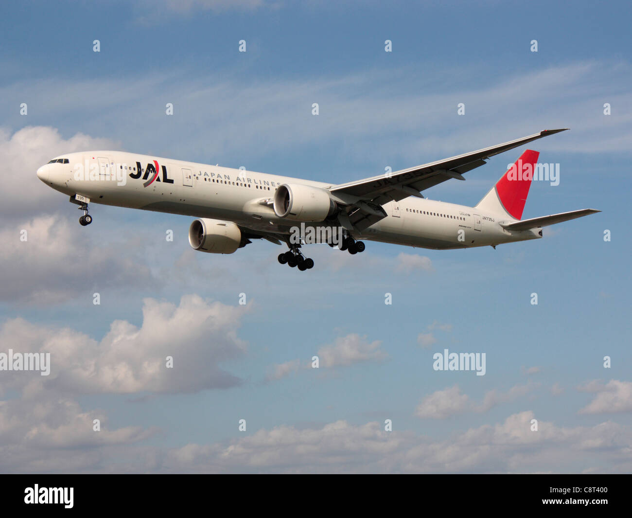 JAL Japan Airlines Boeing 777-300ER long haul aereo di linea sulla rotta di avvicinamento Foto Stock