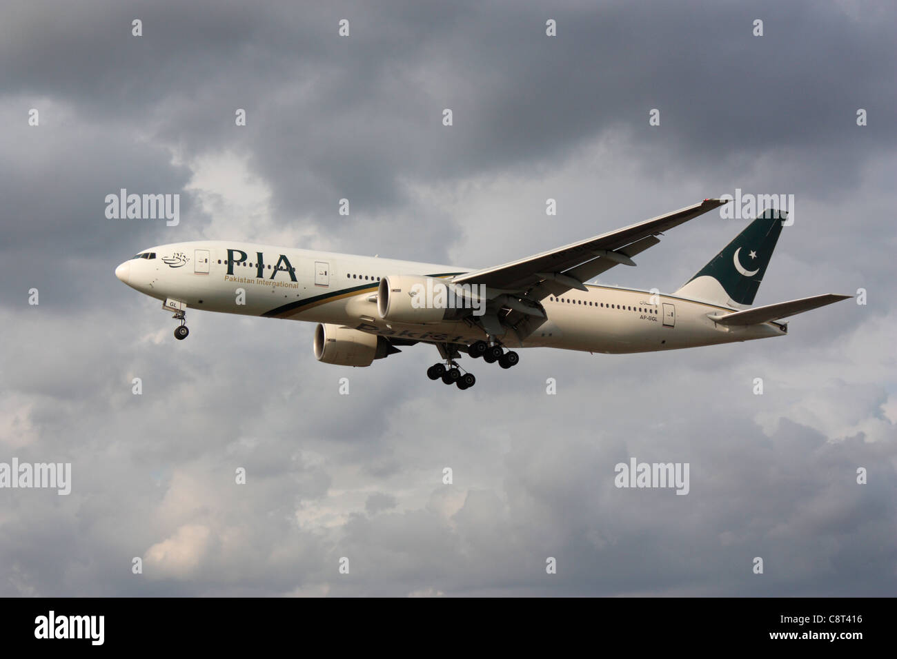 PIA Pakistan International Airlines Boeing 777-200 ER sull approccio contro un cielo nuvoloso Foto Stock