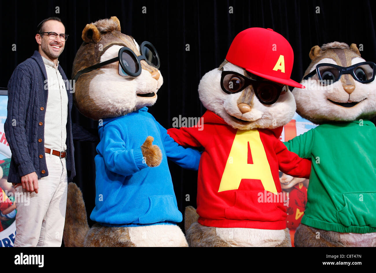JASON LEE & SIMON & Alvin & THEODORE attore e Alvin & THE CHIPMUNKS ALVIN & THE chipmunks di canto & cerimonia footprint di LOS ANGELES, CALIFORNIA, STATI UNITI D'AMERICA 01 novembre 2011 LBR71929 Foto Stock