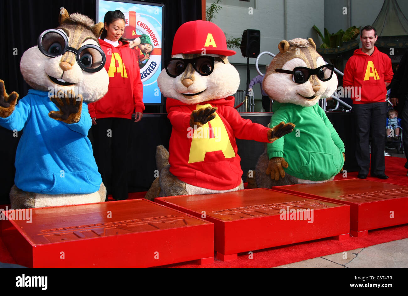SIMON & Alvin & THEODORE ALVIN & THE chipmunks di canto & cerimonia footprint di LOS ANGELES CALIFORNIA USA 01 Novembre 2011 Foto Stock
