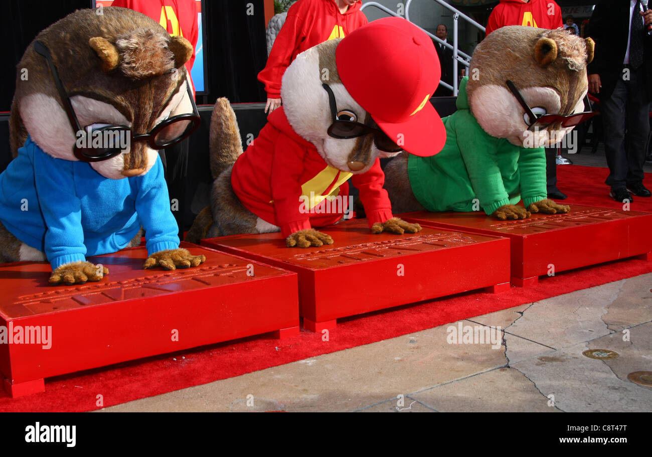 SIMON & Alvin & THEODORE ALVIN & THE chipmunks di canto & cerimonia footprint di LOS ANGELES CALIFORNIA USA 01 Novembre 2011 Foto Stock