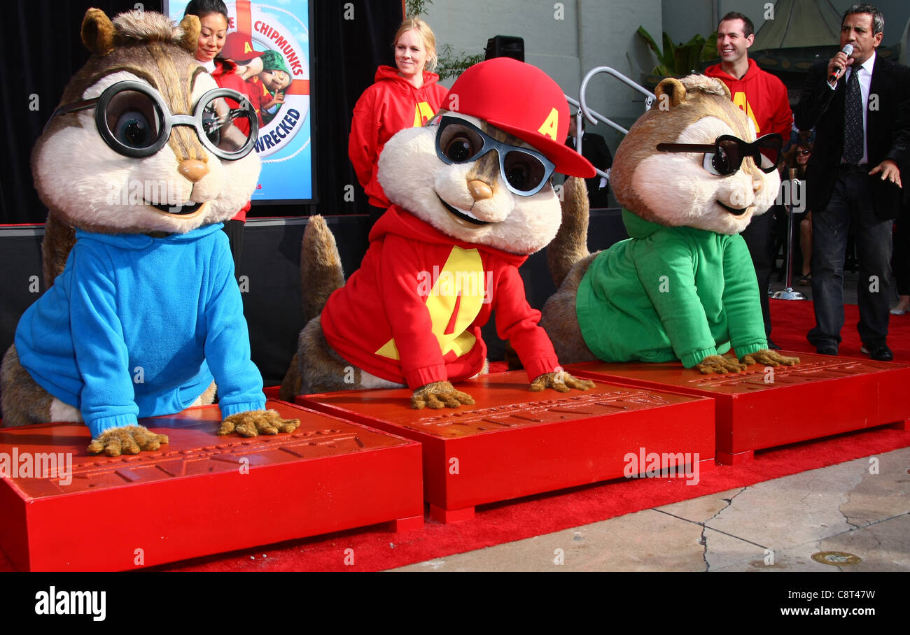 SIMON & Alvin & THEODORE ALVIN & THE chipmunks di canto & cerimonia footprint di LOS ANGELES CALIFORNIA USA 01 Novembre 2011 Foto Stock