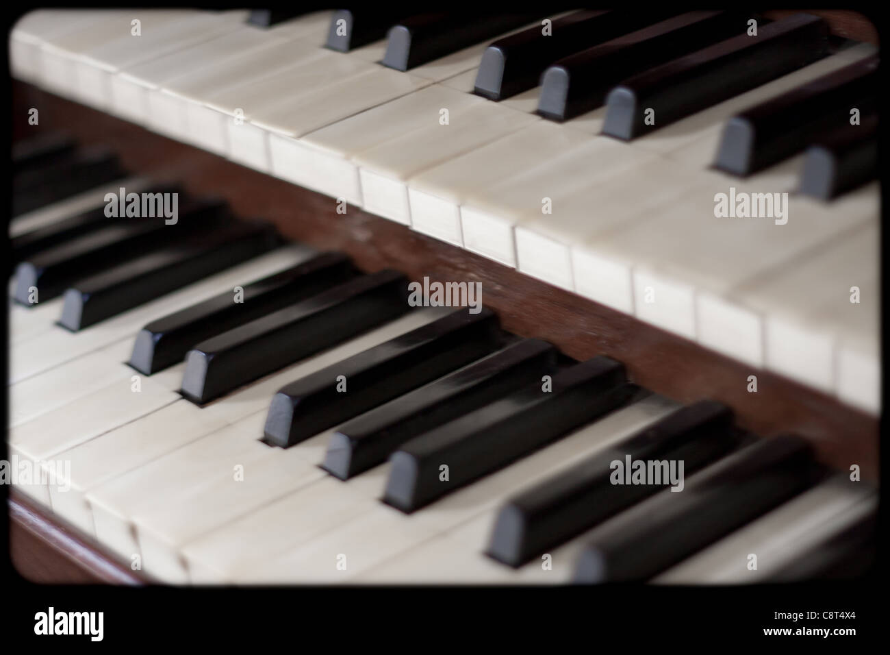 Un tubo di organi tastiera che è un religioso strumento utilizzato in una chiesa a gioco cristiano inni e di eseguire musica per matrimoni. Foto Stock