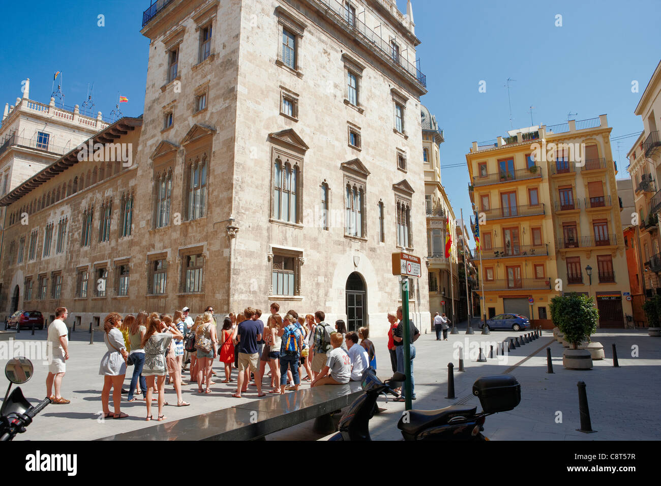 Gruppo di turisti in visita a città vecchia a Valencia in Spagna. Foto Stock