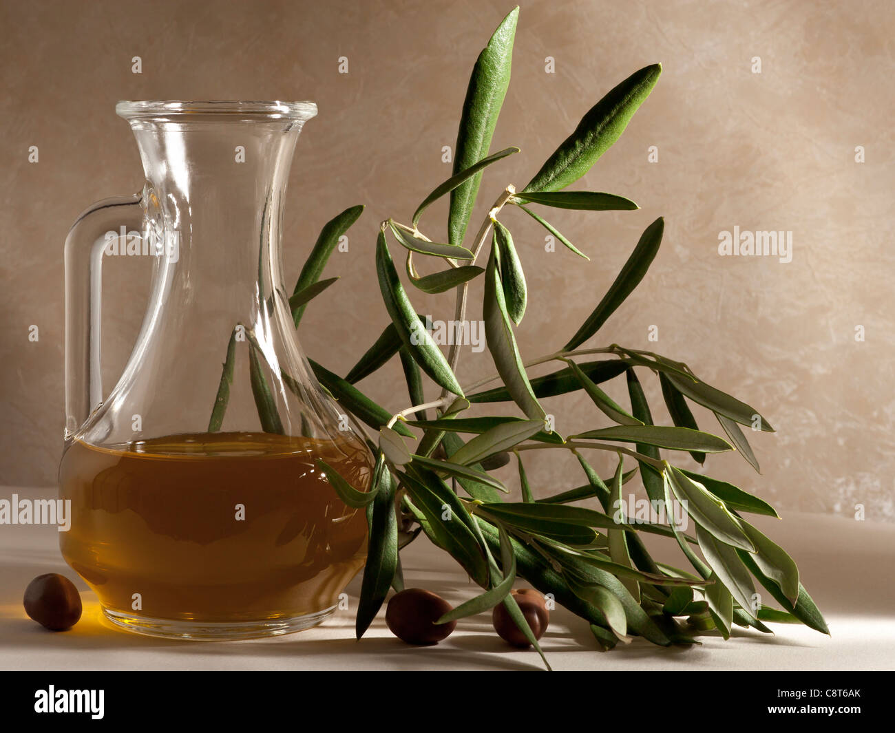 'Oliera con olive e la Filiale Foto Stock