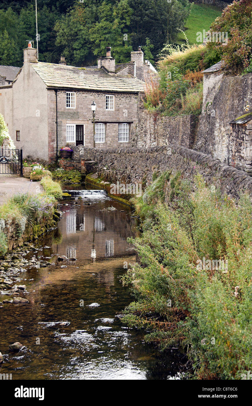 Flusso e Old Miner's Cottage, Castleton, Peak District, Derbyshire, Regno Unito Foto Stock