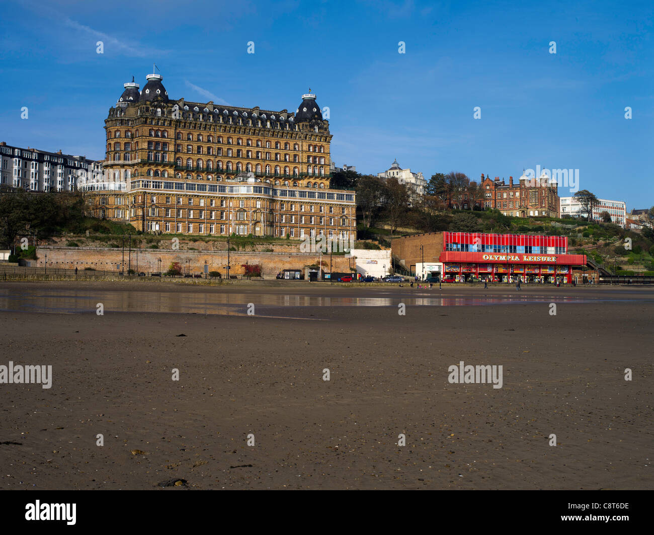 dh South Bay Beach SCARBOROUGH NORTH YORKSHIRE UK The Grand Hotel Scarborough e Olympia divertimenti regno unito Foto Stock